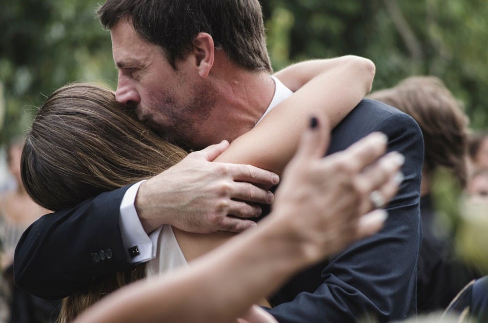 Vivir en el extranjero padre dándole un beso y un abrazo a su hija